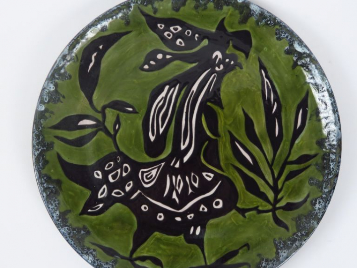 J. LURCAT. Grand plat en faience polychrome de Sant Vicens à décor de 