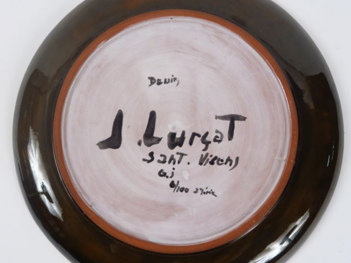 J. LURCAT. Grand plat en faience polychrome de Sant Vicens à décor de 