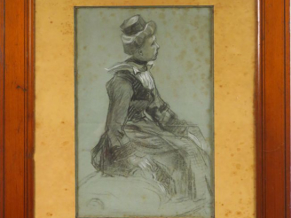 Vente aux enchères Ecole française XIXème. "Bretonne". Dessin au fusain.  Dim. 41 x 26,5 