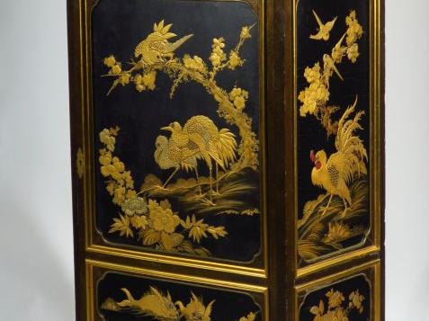 Cabinet ou médailler XIXe en laque du Japon et laque aventurine. Dim. 