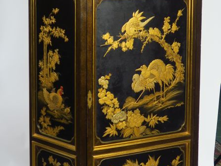 Cabinet ou médailler XIXe en laque du Japon et laque aventurine. Dim. 