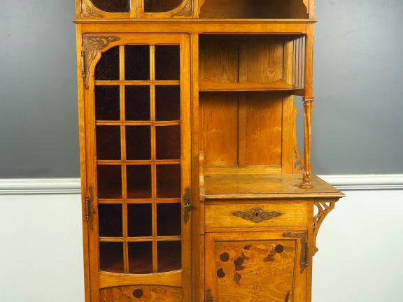 Buffet Art nouveau marqueté et pyrogravé à décor de fruits et d’épis d