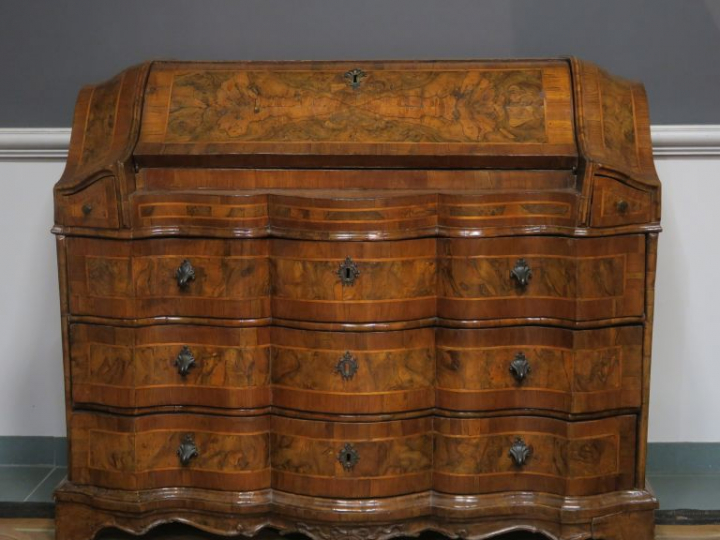 Commode scriban italienne XVIIIème en marqueterie, ouvrant à un abatta