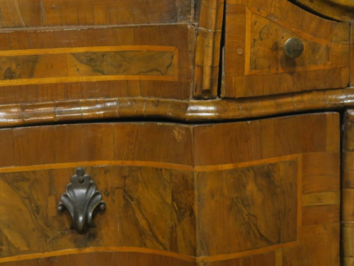 Commode scriban italienne XVIIIème en marqueterie, ouvrant à un abatta