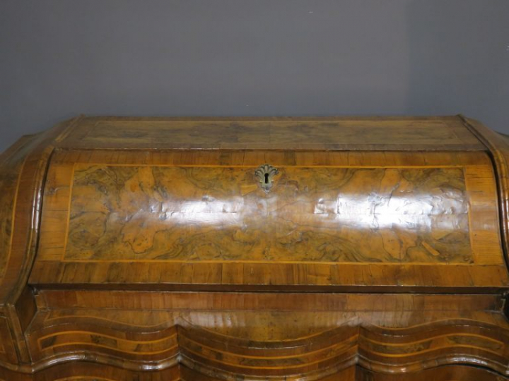 Commode scriban italienne XVIIIème en marqueterie, ouvrant à un abatta