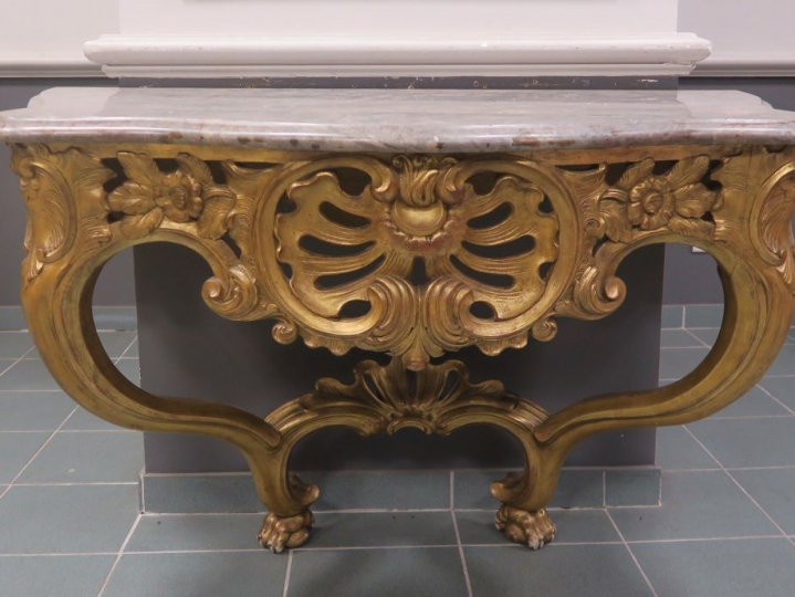 Console de style Louis XV en bois doré sculpté Dessus marbre gris. 78 