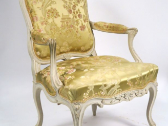 Vente aux enchères Fauteuil à dos plat Louis XV en bois rechampi blanc, garniture de tiss