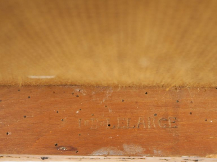 Fauteuil à dos plat Louis XV en bois rechampi blanc, garniture de tiss