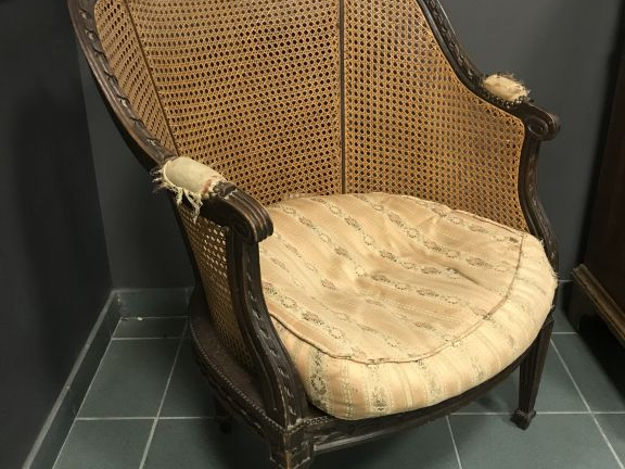 Paire de bergères gondole cannées de style Louis XVI en bois sculpté à