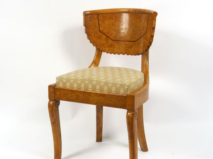 Chaise Charles X en placage de bouleau.