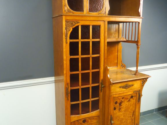 Buffet Art nouveau marqueté et pyrogravé à décor de fruits et d’épis d