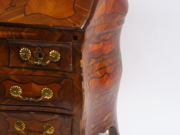 Commode scriban Louis XV en marqueterie de noyer et de palissandre, à 