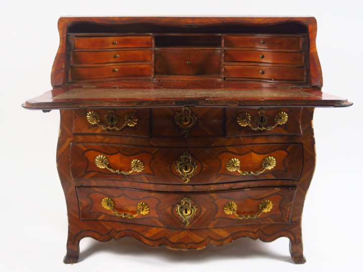 Commode scriban Louis XV en marqueterie de noyer et de palissandre, à 