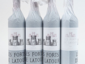 Vente aux enchères 4 BOUTEILLES LES FORTS DE LATOUR PAUILLAC - 2010 - CBO