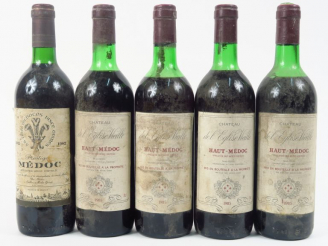 Vente aux enchères 5 BOUTEILLES : 4 CHÂTEAU DE L'EGLISE VIEILLE HAUT MEDOC 1985 2 HEP/2 M