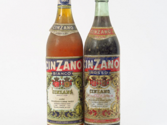 Vente aux enchères 2 VIEILLE BOUTEILLES CINZANO : 1 ROUGE - 1 BLANC