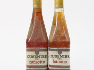 Vente aux enchères 2 VIEILLES BOUTEILLES LIQUEUR CUSENIER : 1 BANANE - 1 NOISETTE