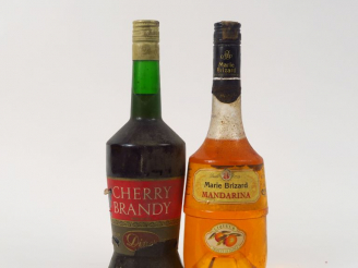 Vente aux enchères 2 BOUTEILLES : 1 MANDARINA MARIE BRIZARD - 1 CHERRY BRANDY