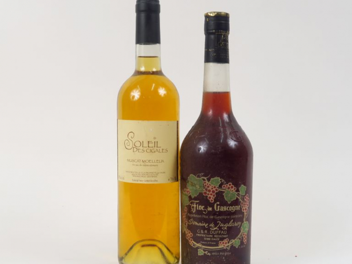 2 BOUTEILLES : 1 FLOC DE GASCOGNE ROUGE - 1 MUSCAT MOELLEUX SOLEIL DES