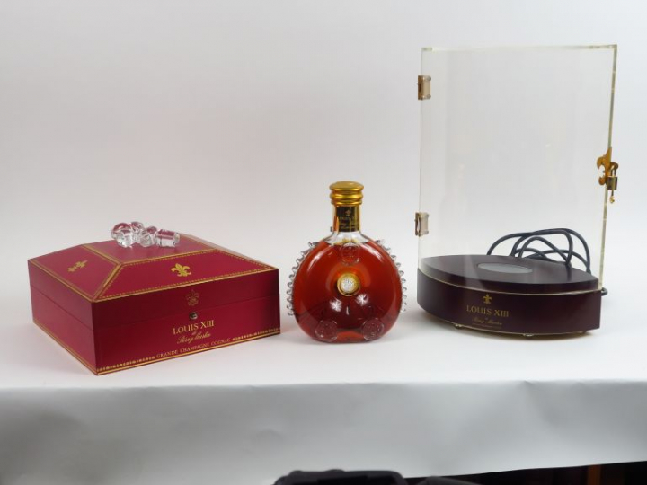 1 BOUTEILLE COGNAC LOUIS XIII REMY MARTIN - COFFRET et VITRINE DE PRES