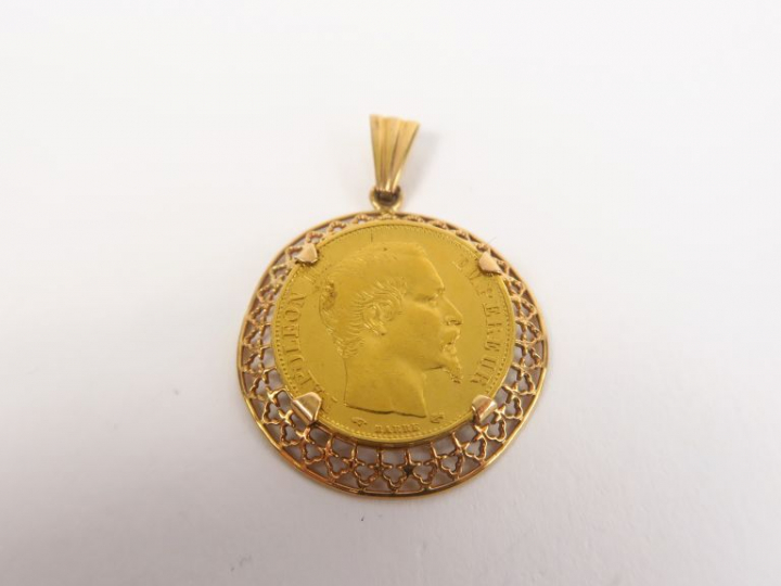 Pièce de 20 Francs or 1856-A, montée en pendentif.  Monture ajourée en