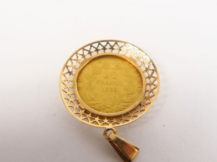 Pièce de 20 Francs or 1856-A, montée en pendentif.  Monture ajourée en