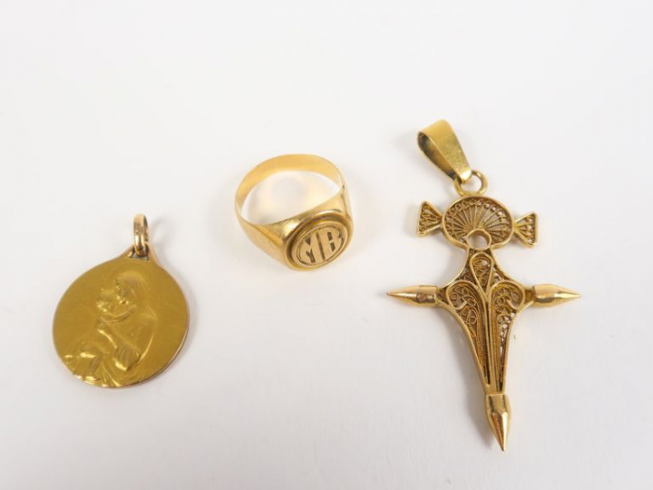 Médaille, pendentif et chevalière en or jaune. Poids. 13,70 g