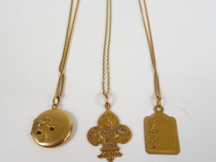 Trois chaines et trois pendentifs en or jaune. Poids. 17,39 g