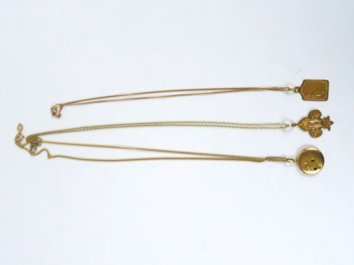 Trois chaines et trois pendentifs en or jaune. Poids. 17,39 g