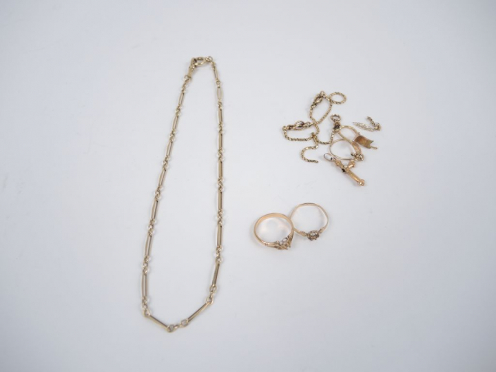 Giletière et montures de bagues en or jaune.  On y joint des éléments 