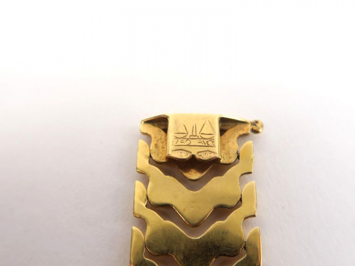 Bracelet manchette articulé en or jaune.  Poids. 23,92 g