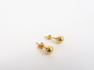 Vente aux enchères Paire de boucles d'oreilles en or jaune en forme de perle. Poids. 0,76