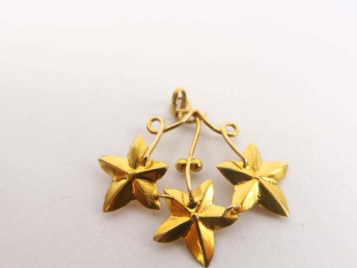 Pendentif en or jaune, à décor de feuilles. Poids. 1,16 g