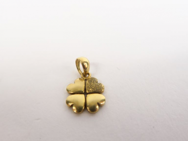 Petit pendentif en or jaune en forme de trèfle à quatre feuilles.  Poi