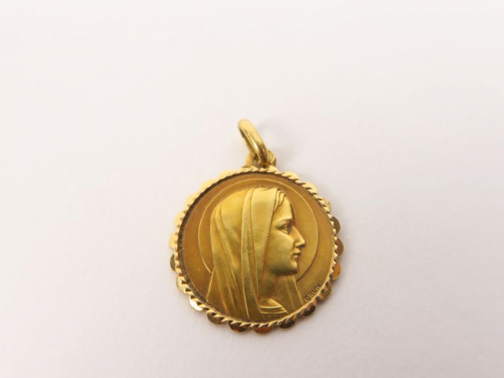 Médaille en or jaune. Poids. 4 g