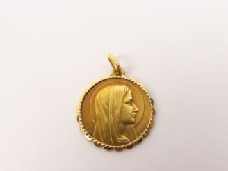 Vente aux enchères Médaille en or jaune. Poids. 4 g