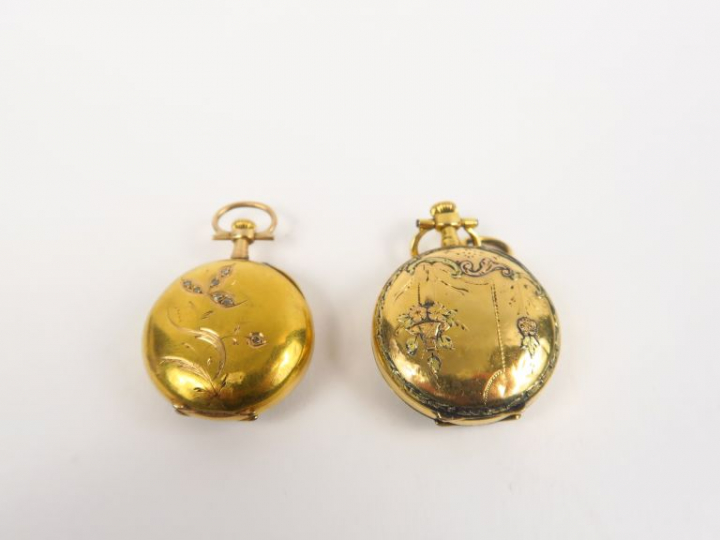 Deux montres de col en or jaune. Poids tel. 24 g