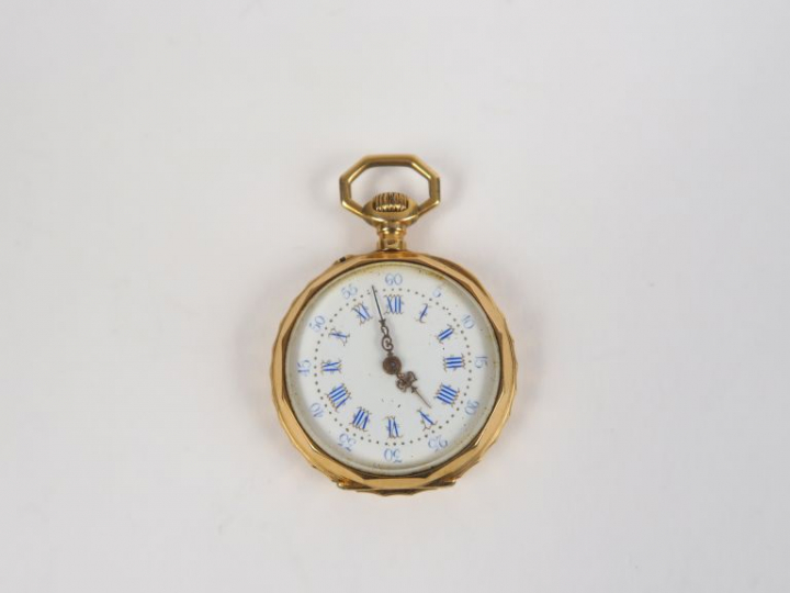 Montre de col en or jaune, fond monogrammé.  Cadran émaillé. Poids tel