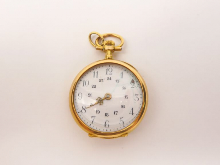 Montre de col en or jaune et roses. Poids. 16 g (accident au cadran, v