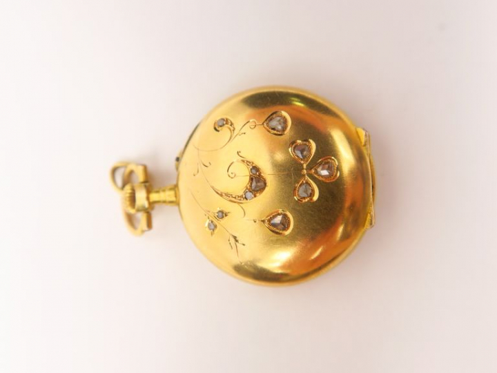 Montre de col en or jaune et roses. Poids. 16 g (accident au cadran, v