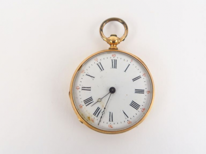 Montre de col en or jaune, cadran émaillé, fond gravé. Poids tel. 24,9