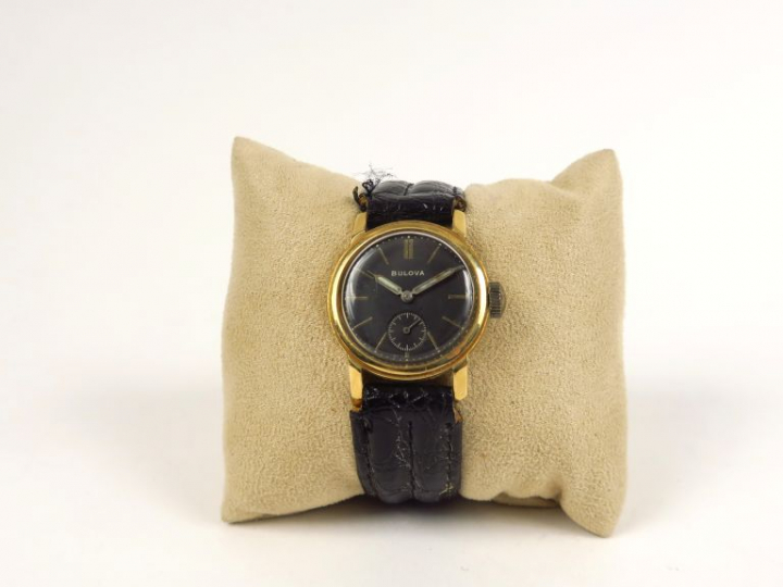 BULOVA.  Montre, boitier en métal doré.  Diam. 30 mm