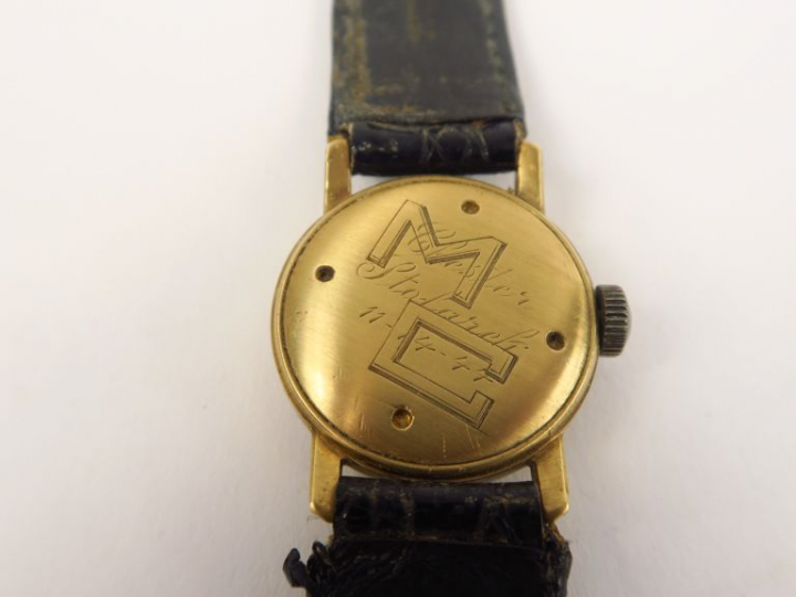 BULOVA.  Montre, boitier en métal doré.  Diam. 30 mm