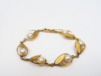 Vente aux enchères Bracelet de style Art Nouveau en or jaune et perles. Poids tel. 11,60 