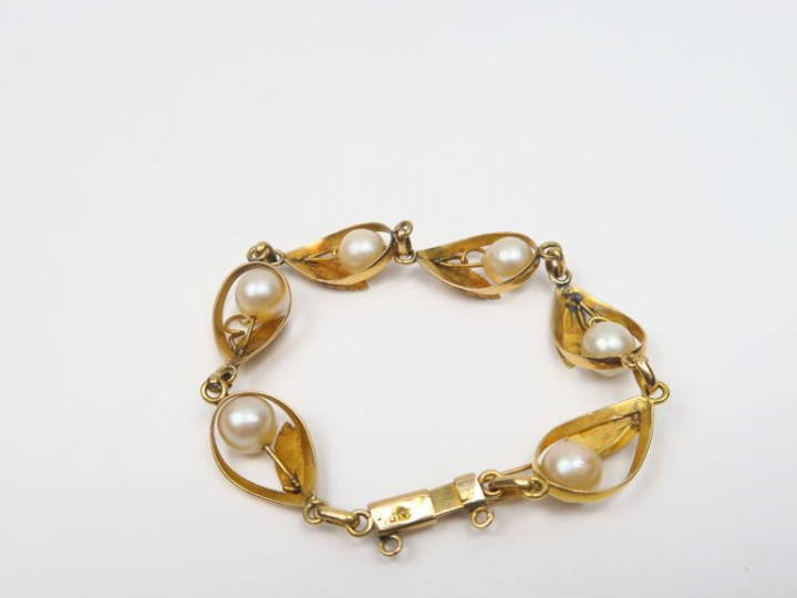 Bracelet de style Art Nouveau en or jaune et perles. Poids tel. 11,60 