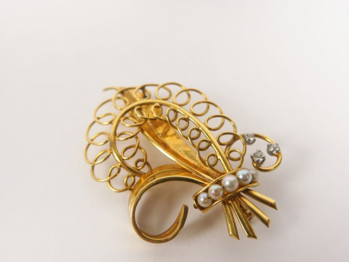 Broche en or jaune en forme de fleur ornée de cinq perles et de trois 