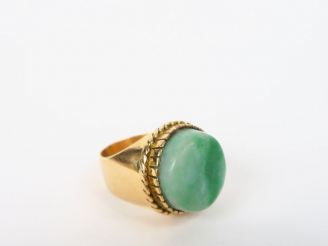 Vente aux enchères Chevalière en or et jade. Poids tel. 22,50 g