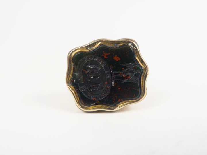 Cachet en pendentif serti d'une intaille.