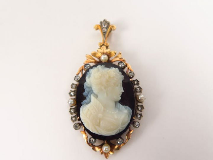 Camée Napoléon III en pierre dure figurant un profil de jeune fille.  