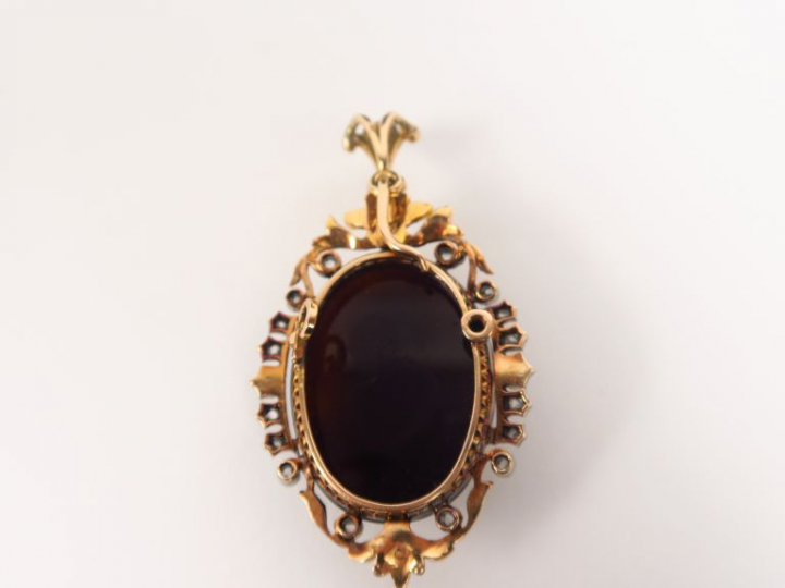 Camée Napoléon III en pierre dure figurant un profil de jeune fille.  